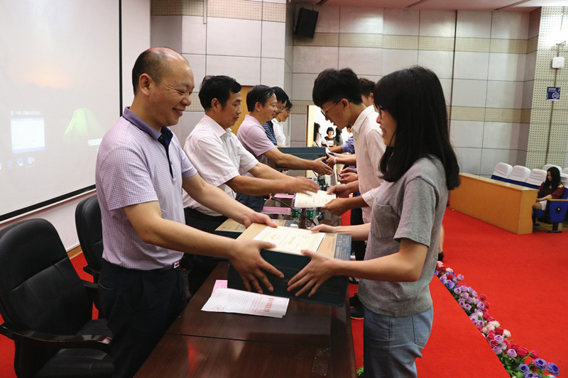 承朋辈精神 弘扬服务意识--医学院召开2016-20